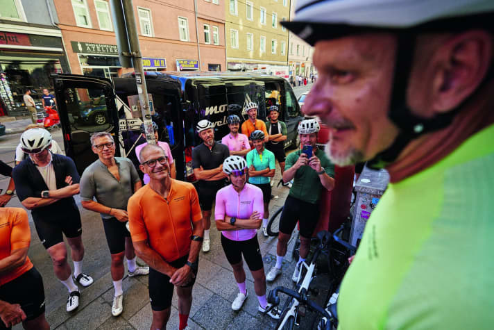 Directeur Sportif: Heiko Wild instructs the group of Lake Garda cyclists shortly before the start.