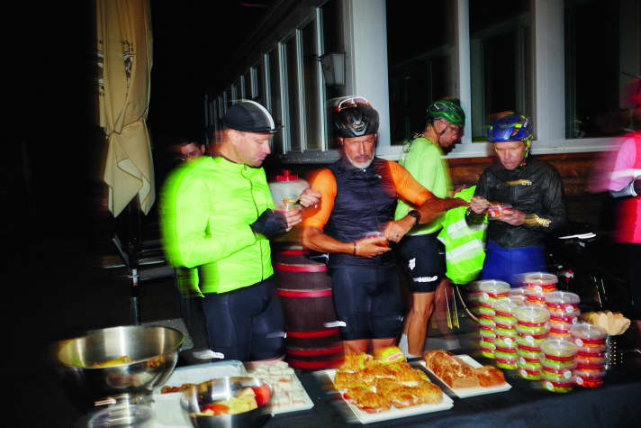 Vom Feinsten: Am Büffet laden die Sportler ohne Reue ­Berge von Kalorien nach.