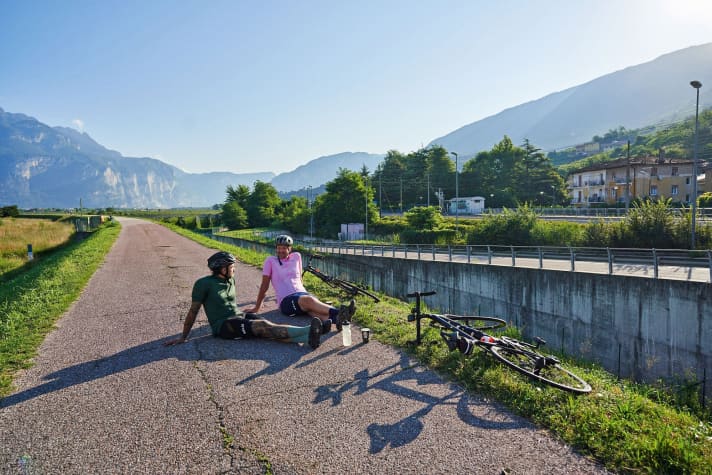 Südliche Rast: Jeder erfahrene Italienreisende sieht: Der ­Gar­da­see ist nicht mehr allzu fern.