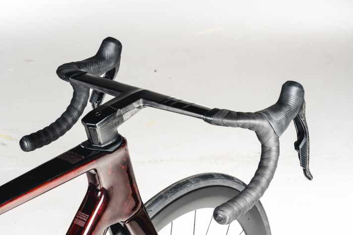 Concert of wishes: The carbon cockpit from Deda is just one option, classic clamped handlebars are also possible.