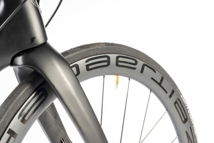 Haut de gamme : la paire de roues entièrement en carbone ne pèse que 2432 grammes et est disponible pour un supplément de 1200 euros.