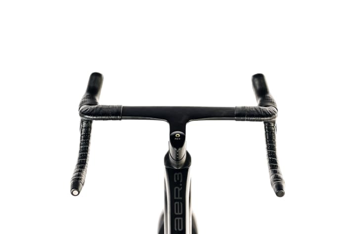 Der flache Oberlenker macht aerodynamisch schnell, in der Lenkerbiegung wird der Querschnitt oval