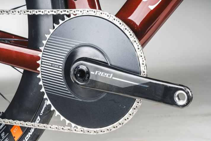 The mono chainring without front derailleur provides a few watts in the wind tunnel, but limits the gear range.