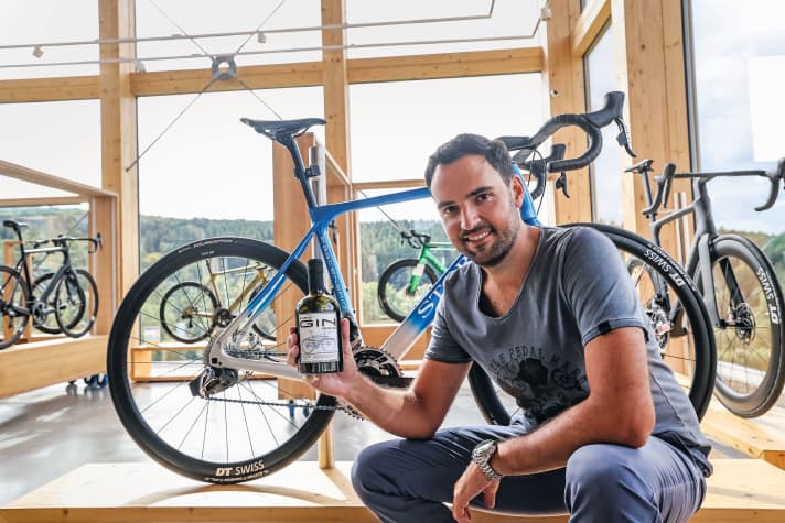 Attention to detail: Storck Managing Director Todor Lohwasser has even created a matching gin for the Fascenario model.