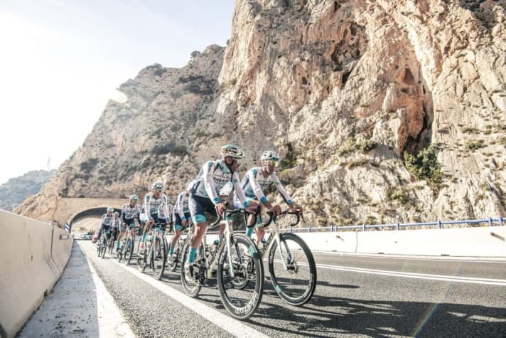 Das Team Bahrain-Victorious bei einer Ausfahrt mit dem neuen Equipment