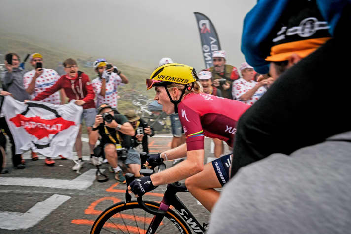 Attaque au Tourmalet : Demi Vollering passe à l'offensive sur la longue route vers le col des Pyrénées et se débarrasse de toutes ses adversaires. Elle s'assure ainsi le maillot jaune.