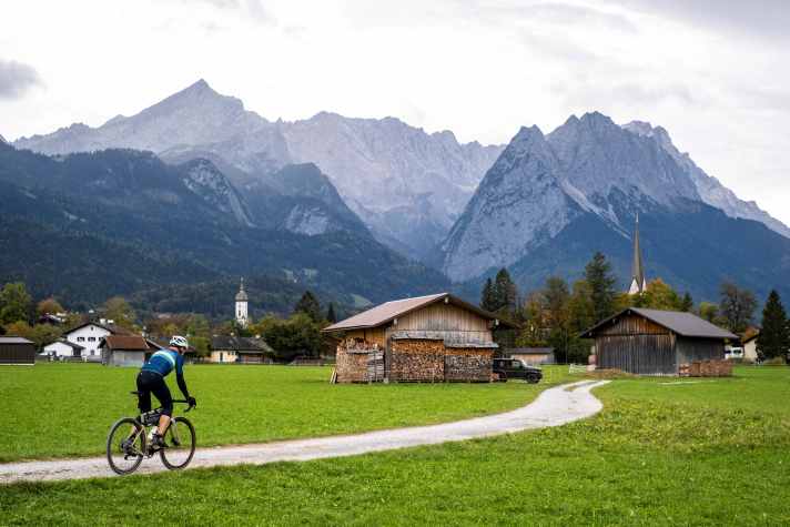 Approaching Garmisch-Partenkirchen. Ahead: Alpsoitze, Waxenstein, Zugspitze