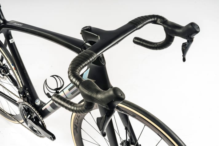 Le guidon du Trek est élégant et aérodynamique, mais comparativement lourd.