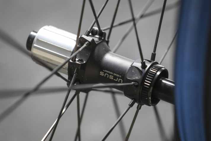 Le boîtier en aluminium fraisé en une seule pièce des moyeux Ursus U-RD60 doit conférer à la paire de roues Arya R un démarrage rigide.