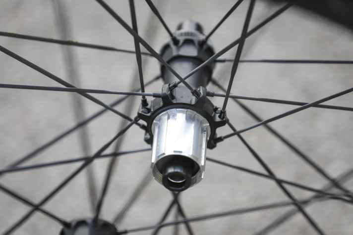 The CNC-machined hubs of the Ursus Arya R wheelset are fitted with high-quality ceramic bearings.