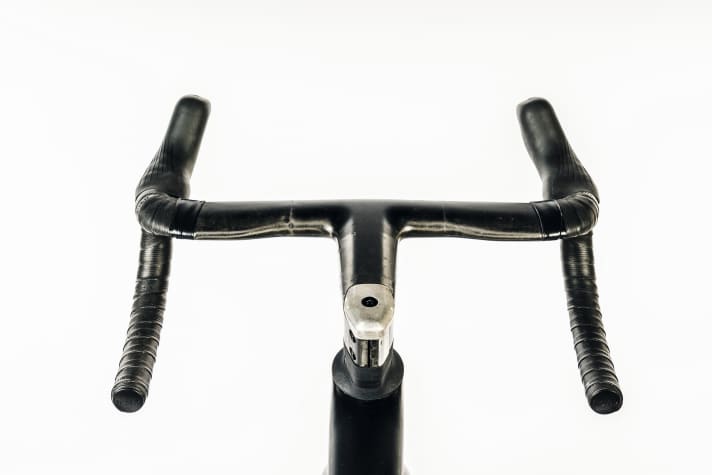 Das Carbon-Cockpit, hier noch als Prototyp abgebildet, liegt knapp über der UCI-Mindestbreite von 350 Millimetern