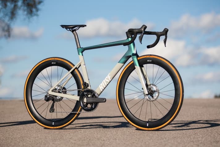 <a href="https://www.awin1.com/cread.php?awinmid=11768&awinaffid=471469&clickref=T+Rose+XLite+06+Ultegra+Di2&ued=https%3A%2F%2Fwww.rosebikes.de%2Frose-xlite-06-ultegra-di2-2696912" target="_blank" rel="noopener noreferrer nofollow">Rose XLite 06 Ultegra Di2</a>*