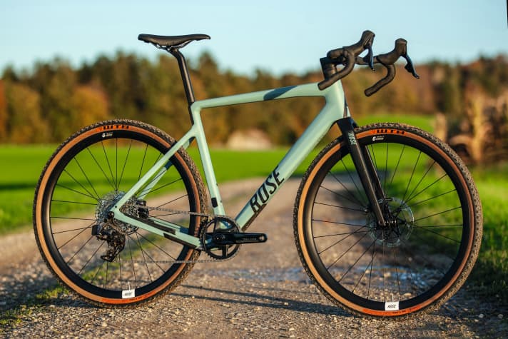 The <a href="https://www.awin1.com/cread.php?awinmid=11768&awinaffid=471469&clickref=T+Backroad+Rival+eTap&ued=https%3A%2F%2Fwww.rosebikes.de%2Frose-backroad-rival-etap-axs-xplr-1x12-2696930" target="_blank" rel="noopener noreferrer nofollow">Rose Backroad Rival eTap</a>*