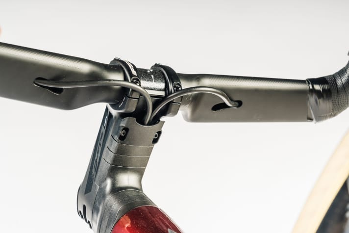 Die Leitungen an der Front sind mittels Großserienteilen von FSA integriert, die Bremsleitungen laufen an der Unterseite des Vorbaus unter einer Ab­deckung in den Rahmen