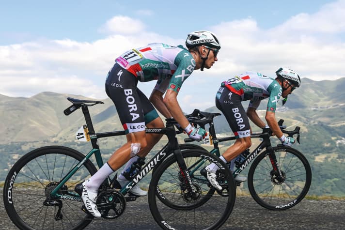 Aleksandr Vlasov (im Vordergrund) kämpft sich trotz Stürzen bei der Tour de France 2022 auf Gesamtrang fünf – auch um die Arbeit der Kollegen zu honorieren