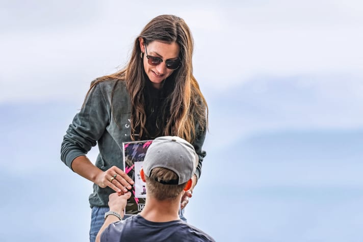 Katharina monte sur le podium à la fin de la course