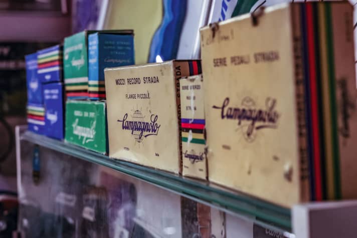 Auch alte Komponentenverpackungen sind für Höhnen zeigenswert