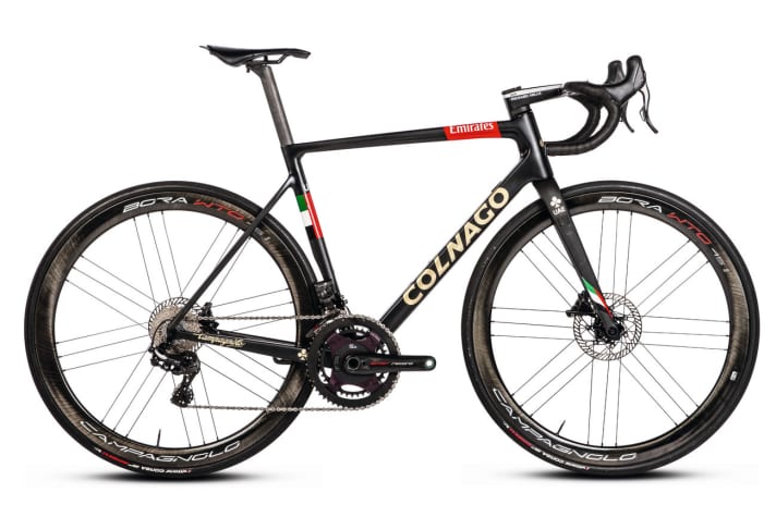 Dans le laboratoire de TOUR, le vélo de l'équipe Colnago était encore équipé de pneus Vittoria. Au début de la saison, l'équipe a annoncé le passage aux pneus Pirelli.