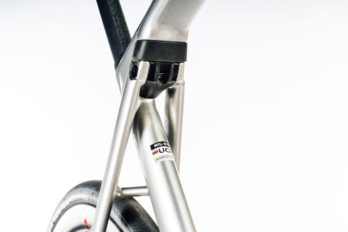 La suspension Actiflex (sans couvercle) est intégrée entre le tube supérieur et les haubans.