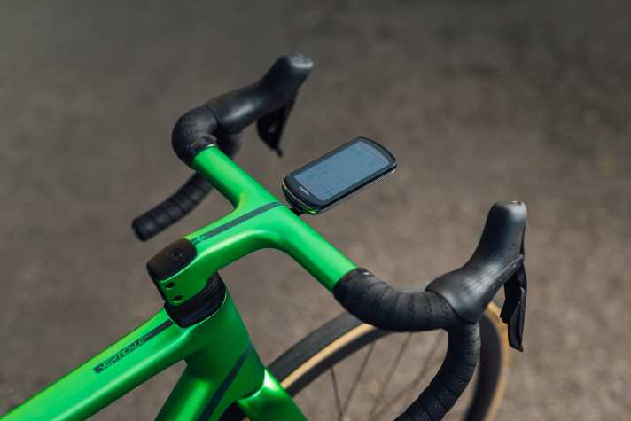 The handlebar-stem unit weighs 310 grams (manufacturer's specification). The lower handlebar is 30 millimetres wider than the upper handlebar, which is available in widths of 370 and 390 millimetres.