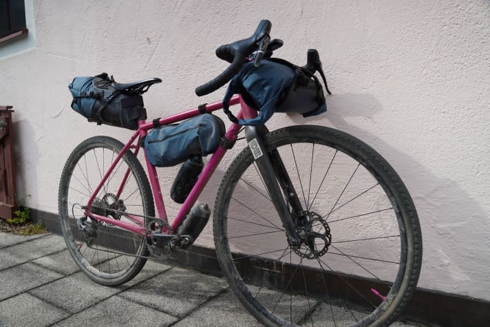 Selon la quantité de bagages, les sacoches s'adaptent également aux petites roues.