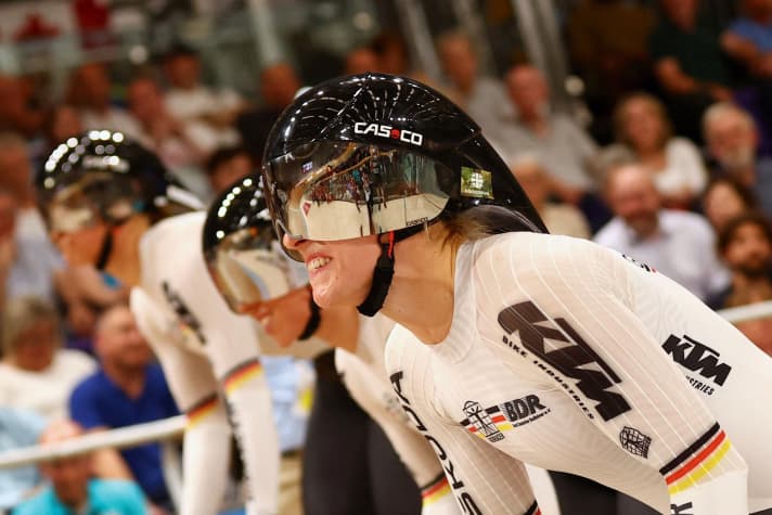Dreier-Gold: Die deutschen Sprinterinnen Pauline Grabosch, Emma Hinze und Lea Sophie Friedrich beweisen auch in Schottland ihre Klasse und gewinnen Gold vor Großbritannien.
