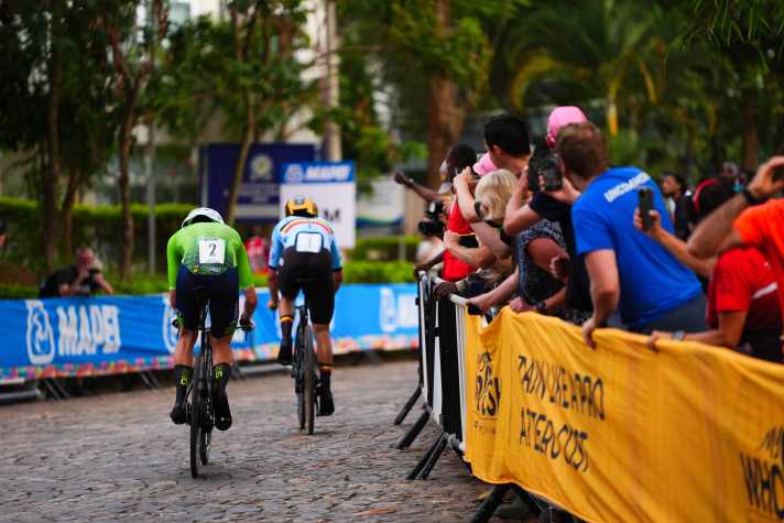 Image rare : Pogačar ne voit Remco Evenepoel que de dos lors du contre-la-montre individuel des championnats du monde