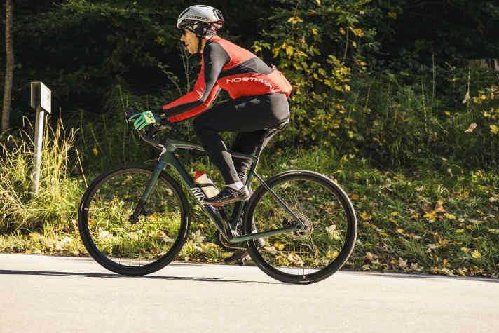 Kristian Bauer, rédacteur de TOUR, sur un vélo de course électrique