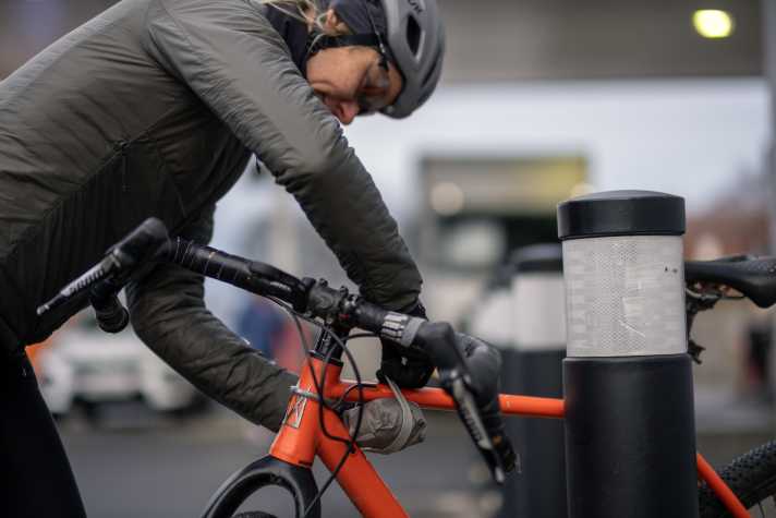 Attached to the frame, musette and rucksack are quickly accessible or stowed away