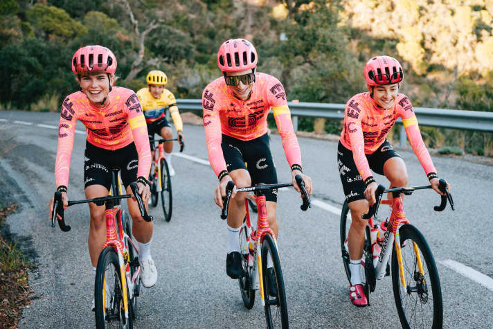 Les maillots de l'équipe masculine d'EF Education EasyPost et de l'équipe féminine d'EF Education-Cannondale.