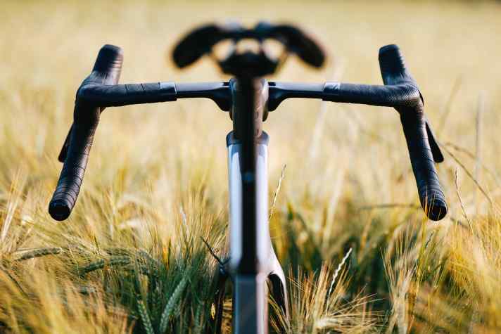 Cervélo setzt auf einen Lenker mit 12° Flare, der komplett integrierte sowie halb integrierte Kabelführung zulässt.