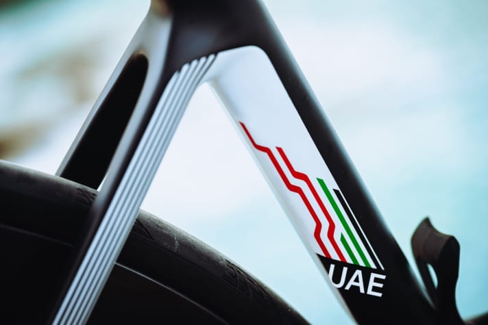 Red, green, white and black: the national colours of the Emirates adorn the Colnago V4Rs, vertical lines complement the design