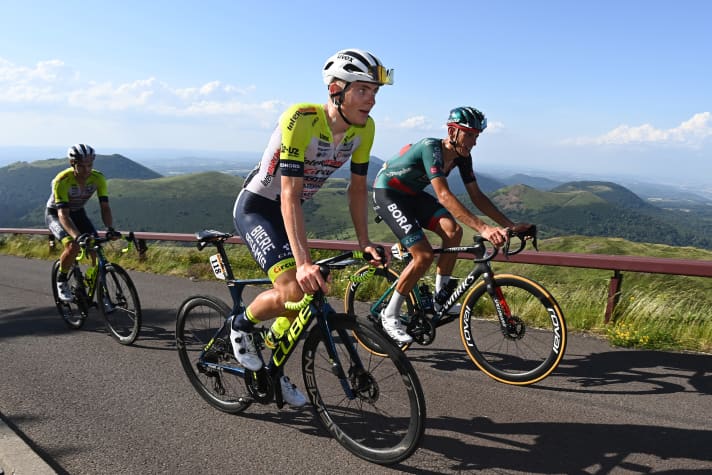 Georg Zimmermann (devant) et Nils Politt dans l'ascension du Puy de Dôme