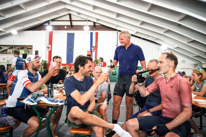Les participants danois autour de Lars-Ole Gerlach célèbrent leur journée de marathon cycliste réussie