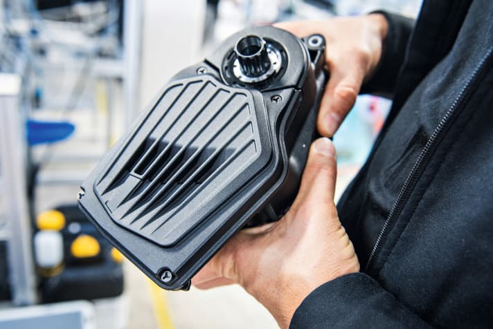 Ready to go: Nur noch das Logo fehlt. Bevor die MGU Pinion verlässt, muss sie sich aber erst auf speziellen Prüfständen einem umfangreichen Funktionstest stellen.