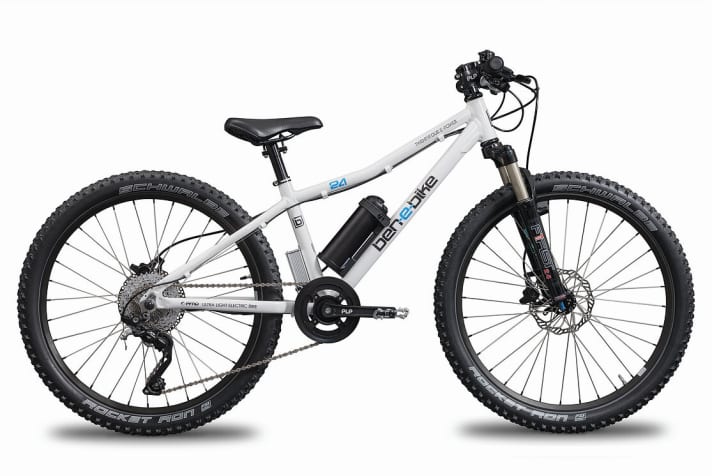 Ben-E-Bike Twentyfour E-Power Air  Ben-E-Bike hat sich auf E-Mountainbikes für den Nachwuchs spezialisiert. Das Unternehmen bietet leichte E-Bikes von 20 bis 26 Zoll Laufradgröße an. Der gezeigte 24-Zöller mit Luftfedergabel kostet 1899 Euro und wiegt 12 Kilo. Der Akku bietet 175 Wh, die Motorleistung kann variabel eingestellt werden.