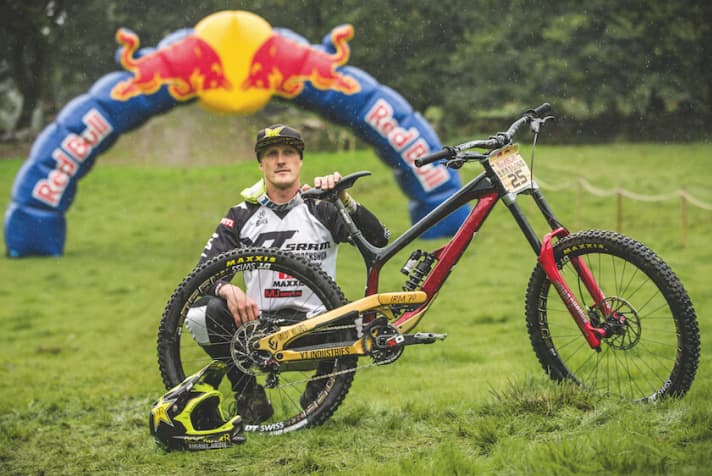 Erik with his working tool YT Tues. More about Erik in the new FREERIDE. | E.