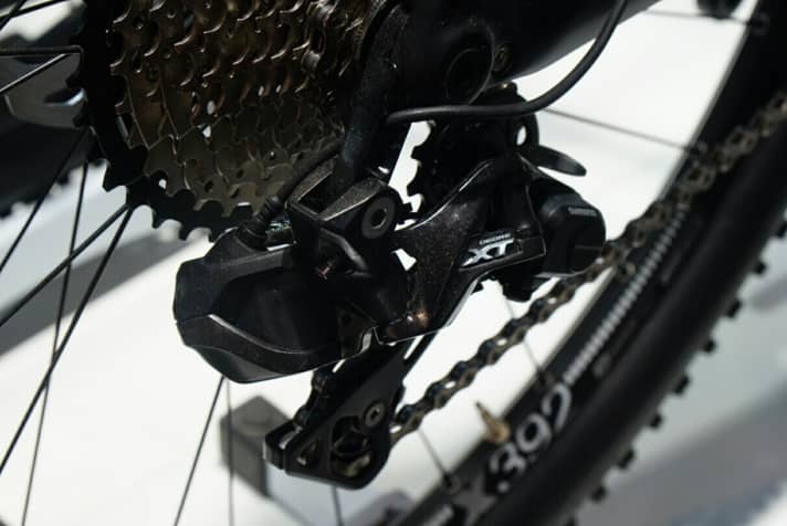   All frames are Di2-ready. The 929 version of both the hardtail and the fully comes with Shimano's electronic shifting.