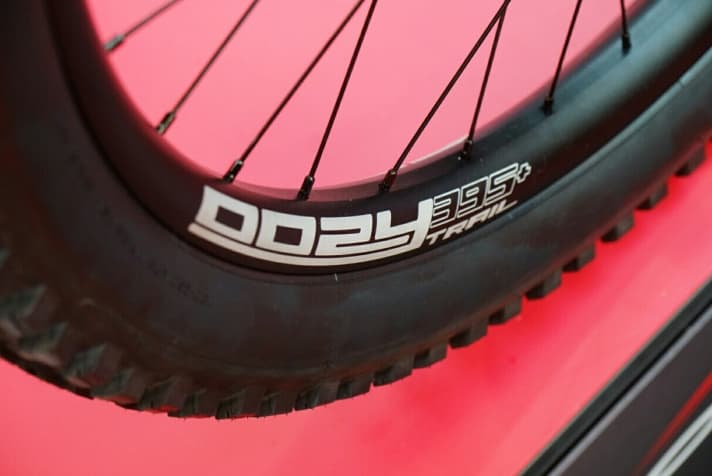   The high-quality Spank Oozy rims (35 millimetre rim width) provide wide support for the fitted Maxxis tyres.