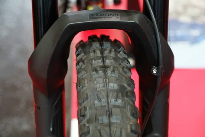   The boosted DVO Diamond suspension fork offers sufficient tyre clearance for the 2.8 Maxxis Minion DHF.