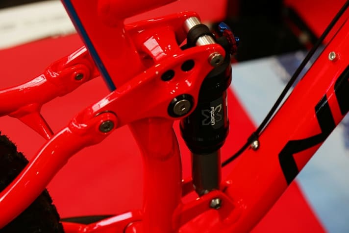   The tried-and-tested rear triangle squeezes 120 millimetres of travel out of the shock.