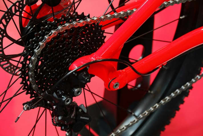   Sensible equipment: Single drivetrain with Deore rear derailleur and Sunrace cassette with 11-40 teeth.