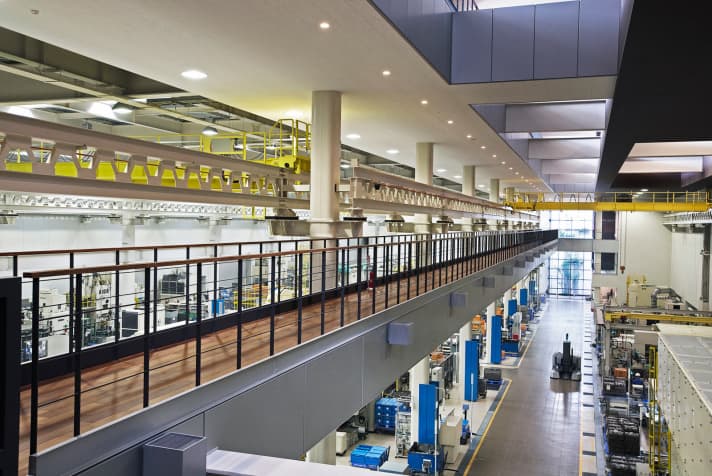   Wellness for robots: production at the pleasantly furnished main plant in Sakai City is almost 100 per cent automated. Workers made of flesh and blood are the exception.
