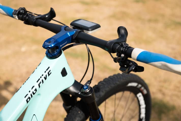   Die Steuerzentrale: Bauer fährt die Innerbarends von SQLab. So kann er eine aerodynamischere Position einnehmen, wenn in der Ebene Tempo gebolzt wird. Außerdem den Dash-Compter von Stages, um seine Wattwerte im Blick zu haben.