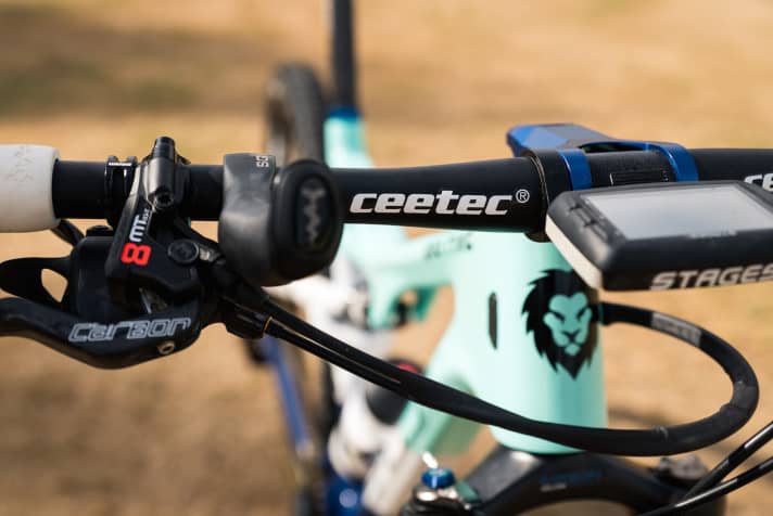   Bauer rides a 720 mm wide carbon handlebar from Ceetec. It weighs 116 grams.