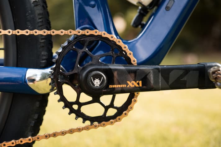   In der Sram XX1-Kurbel mit ovalem 34er-Kettenblatt versteckt sich das Sahmurai Sword zum Abdichten von platten Tubeless-Reifen.
