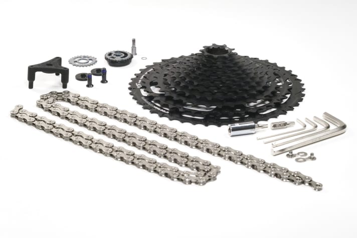 Der Lieferumfang: Das TRS+ 12 speed upgrade kit umfasst neben der neuen 12-Gang-Kassette mit 9-46 Zähnen eine 12fach-Kette, die Einzelteile für Schalthebel- und Schaltwerk-Umbau sowie die dafür erforderlichen Werkzeuge. Was außerdem benötigt wird: mindestens eine Kettenpeitsche und ein Zahnkranzabzieher.