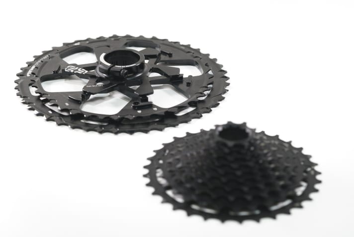   Zweigeteilt: Die beiden größten Ritzel der E-Thirteen TRS+ 12-Gang-Kassette sind aus einem Stück Alu gefräst und werden auf den XD-Freilauf gesteckt, nicht mehr geschraubt. Der Klemmring übernimmt die Sicherung. Die übrigen zehn Ritzel aus Stahl werden wiederum mit dem Alu-Cluster verbunden und gesichert.