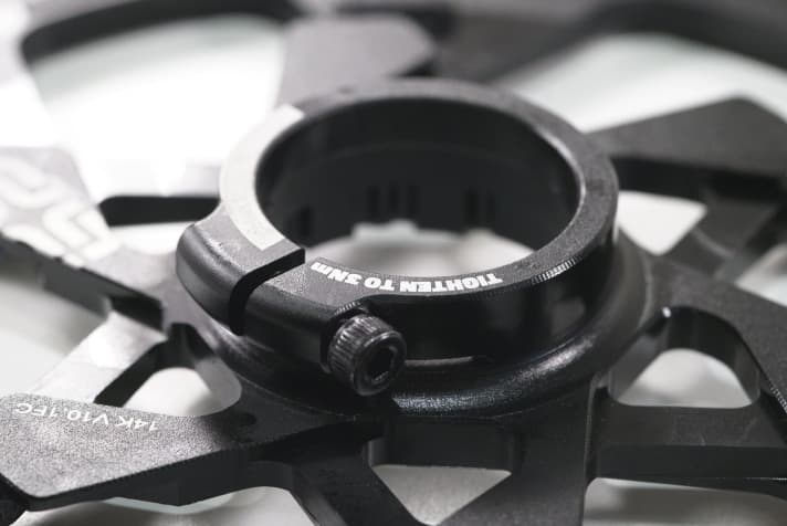 Der neue Sicherungsring wird geklemmt, nicht mehr geschraubt. Das Spezialwerkzeug von E-Thirteen, bei den <a href="mtb_news/teile_zubehoer/511--e-thirteen-trsr-11fach-kassette-fuer-xd-freilauf/a34596.html"  rel="noopener noreferrer">11fach-Kassetten</a>  noch im Lieferumfang enthalten, ist nicht mehr nötig.