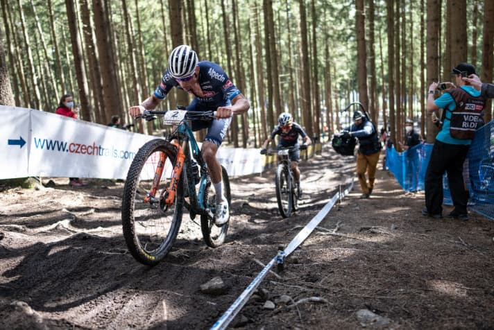   Machen die beiden Allround-Talente Tom Pidcock (vorne) und Mathieu van der Poel das Rennen in Tokio unter sich aus?